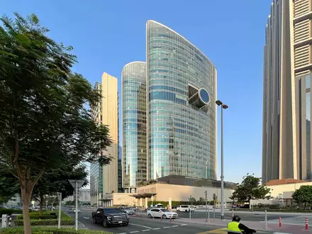 Бизнес-центр Emirates Financial Tower 1
